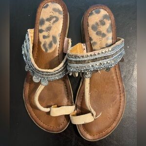 Bare traps flip flops size 6